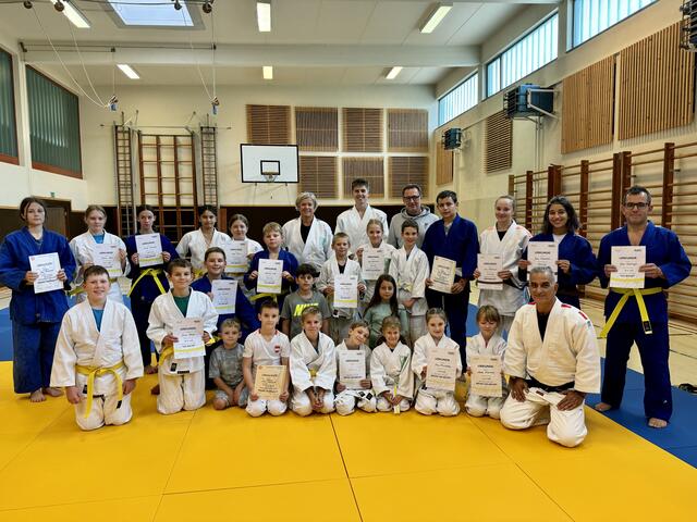 Die erfolgreichen Judoka zeigen nach bestandener Prüfung stolz ihre Urkunden. | Foto: SVML