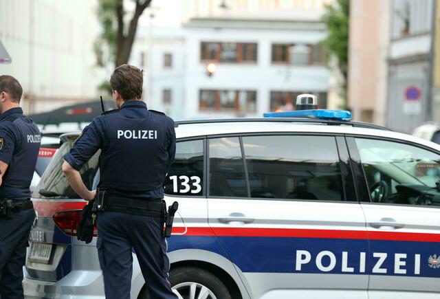 Die Polizei sucht nach zwei Männern, die im Verdacht stehen, in einen Raubüberfall in Margareten verwickelt gewesen zu sein. (Archivbild) | Foto: FLORIAN WIESER / APA / picturedesk.com