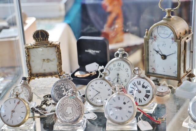 Im Antiquitäten und Flohmarktcenter Amon in Feldkirchen bei Graz gehen die Uhren anders. | Foto: Edith Ertl