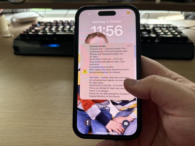 11.55 Uhr: Der AT-Alert wird auf den Smartphone getestet. | Foto: A. Paulus