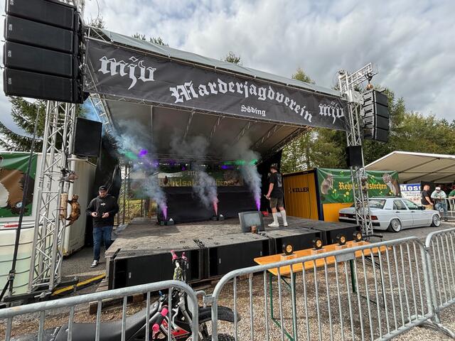 Die große Bühne, die vor allem am Abend dann der DJ bevölkern sollte. | Foto: Almer