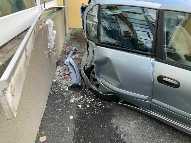 Der Wagen geriet außer Kontrolle und prallte in die Mauer des Nachbarhauses. | Foto: Bezirksfeuerwehrkommando Jennersdorf