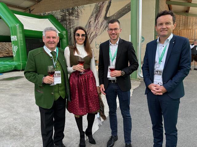 Mit Josef Niggas (l.) kam auch ein Bürgermeister aus dem Nachbarbezirk. | Foto: Almer
