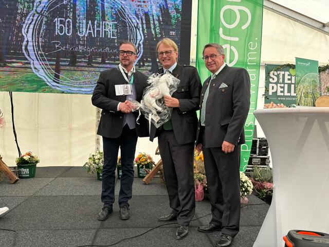 Von der Stadt Köflach gab es einen Steiff-Lipizzaner. | Foto: Almer