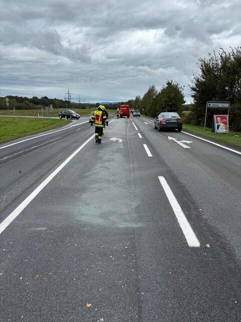 Bei der Jabinger Kreuzung verlor ein Fahrzeug Betriebsmittel. | Foto: Feuerwehr Jabing