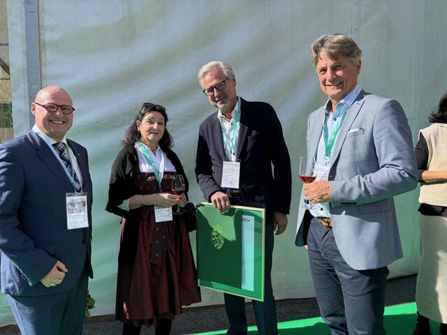 Wirtschaftskammer-Direktor Karlheinz Dernoscheg (2. v. r.) brachte ein Geschenk mit. | Foto: Almer