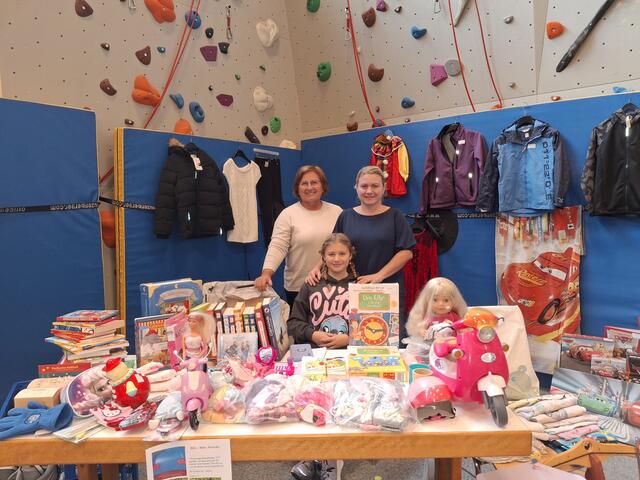 Frau Pilsinger mit Manuela und Sophia Hahn