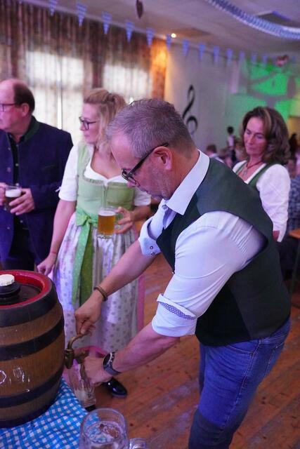 O‘zapft is! Ernst Lohwasser bei der Arbeit.
