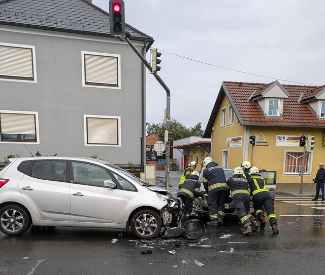 Die Stadtfeuerwehr Oberwart war nach einem Pkw-Zusammenstoß an der Kreuzung Grazer Straße-Dornburggasse im Einsatz. | Foto: Stadtfeuerwehr Oberwart