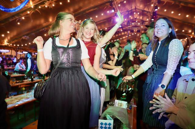 Im Oktoberfest-Festzelt herrschte am Freitag wieder allerbeste Stimmung. | Foto: Alfred Mayer