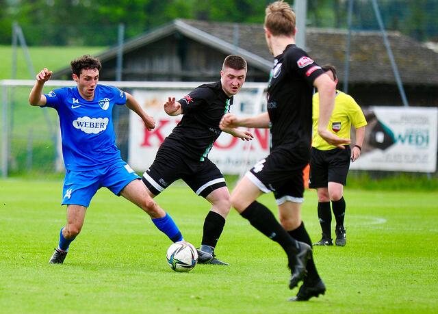 Nicolas Jäkel (li.) erzielte für Oberperfuss beim 5:2-Sieg gegen Absam einen lupenreinen Hattrick! | Foto: Hassl