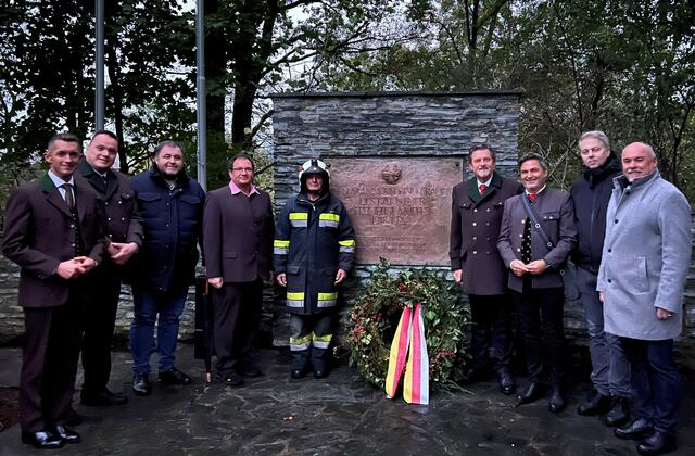 Sneditz, Miglar, Riepl, Morri, FF-Mann Richard Wutte, Lobnig, Lakounigg, Steinacher, Grebenjak, von links.