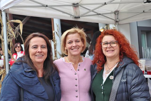 Die Gemeinderätinnen Monika Dunkl. Sabine Jakubzig und Sandra Goldberg bei der Fahrzeugsegnung  | Foto: Edith Ertl