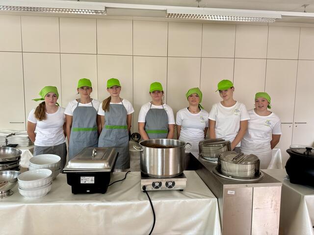 Küchenteam (Schülerinnen) beim vorbereiten der steirischen Schmankerln | Foto: Viktoria Leinfellner