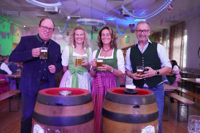 Bürgermeister Johann Gneihs mit Trachtenkapellen-Obfrau Claudia Schneider, Elisabeth Gneihs und Ernst Lohwasser.