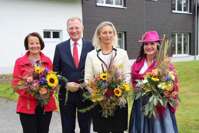 Landeshauptmann Thomas Stelzer mit Waltraud Durstberger, Daniela Prankl und Adelheid Unterrainer (v.li.) | Foto: MeinBezirk/Staudinger