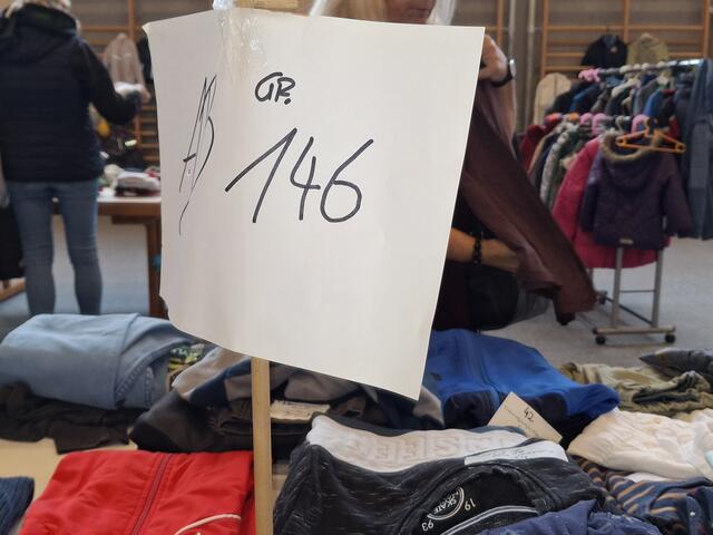 Von Babykleidung bis zu fast groß