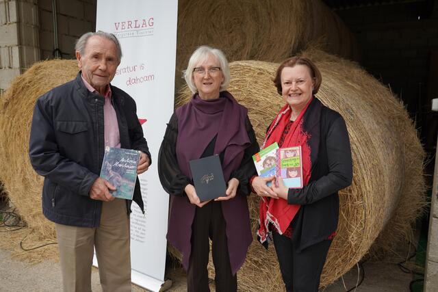 Die Verlegerin Margarete Tischler mit den Autoren Dkfm. Dr. Anton Faymann und Bettina Wagner bei ihrer Veranstaltung "Lesung unterm Nussbaum" in Gols | Foto: Andrea Glatzer