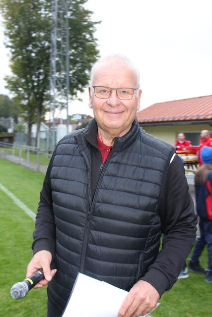 Eine ASV-Legende ist auch Platzsprecher Ernst Preissl, der alle Spieler vorstellte. | Foto: Walter Kellner