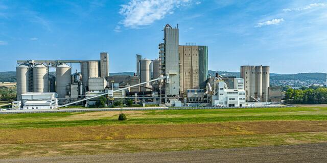 Der Schweizer Baustoffkonzern Holcim investiert weiter massiv in die nachhaltige Produktion in Österreichs größtem Zementwerk in Mannersdorf am Leithagebirge. | Foto: Holcim/Sommerauer