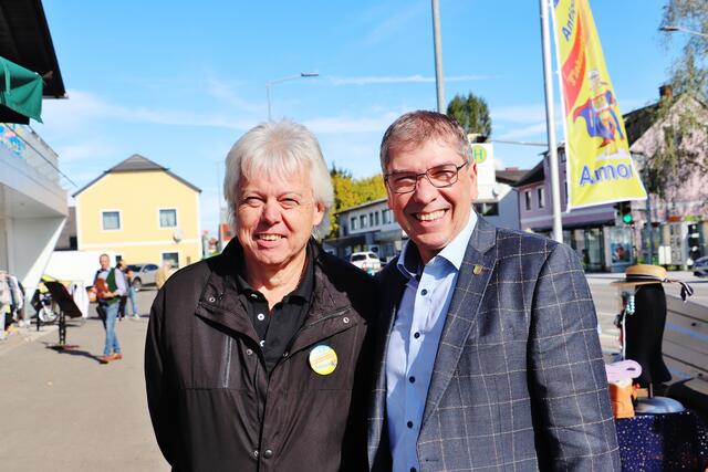 Bgm. Erich Gosch (re) überbrachte zur Geschäftseröffnung an Rudolf Amon die Glückwünsche der Gemeinde. | Foto: Edith Ertl