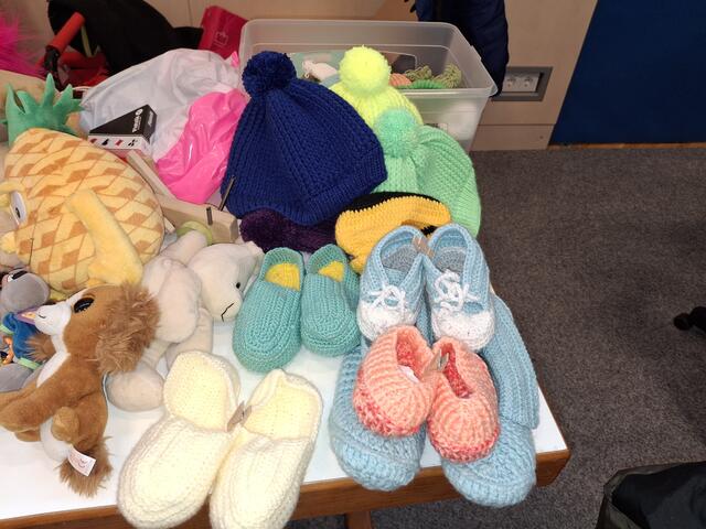 Selbstgemachte Strickwaren gab es auch