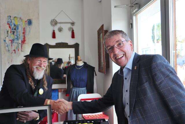 Werndorfs früherer Goldschmiedemeister Gottlieb Vacek (li) ist im Antiquitätencenter mit Uhren und Schmuckstücken vertreten. Bgm. Erich Gosch freute sich über das Treffen mit dem Experten. | Foto: Edith Ertl
