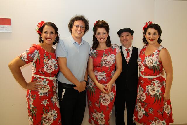 The Cover Girls in Hof: Eva Bacher Isabel Tropper-Hölzl und Ulrike Tropper mit Dominik Niessl und Schlagzeuger Aaron Ofner.