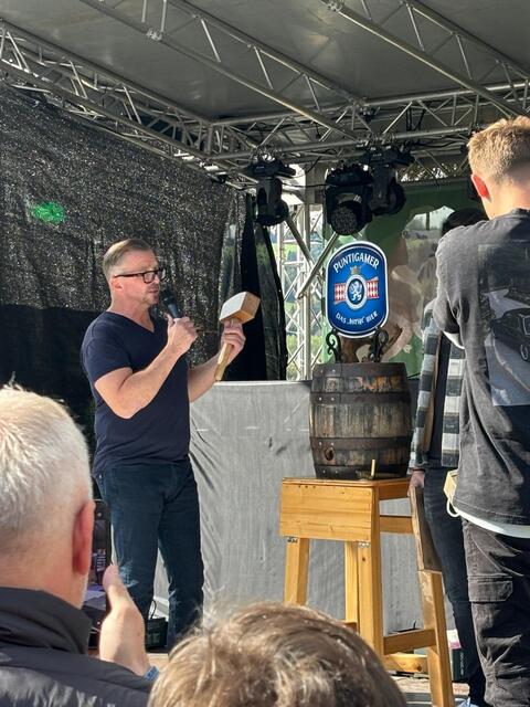 Bürgermeister Helmut Linhart vollzog den Bieranstich am Vormittag. | Foto: Stadtgemeinde Köflach