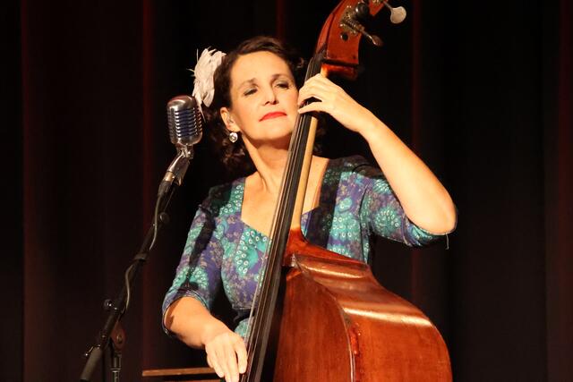Als charmante Bassistin trat Eva Bacher in Erscheinung.