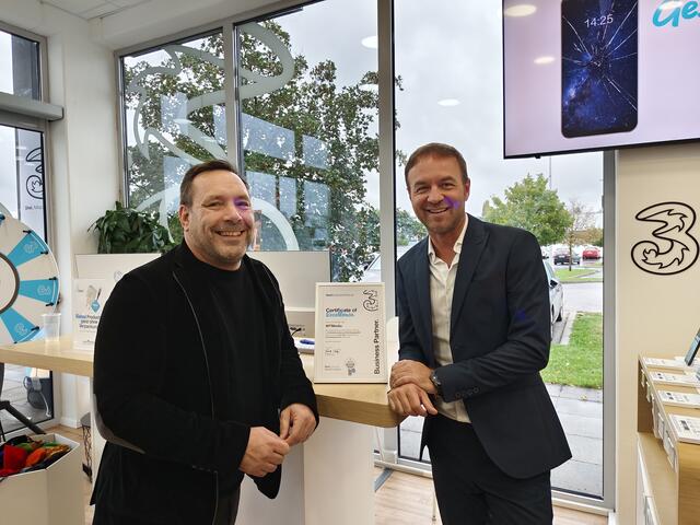 Thomas Dötzl, Vertriebsleiter von Drei Austria mit A1 Geschäftsführer Manuel Tschurl