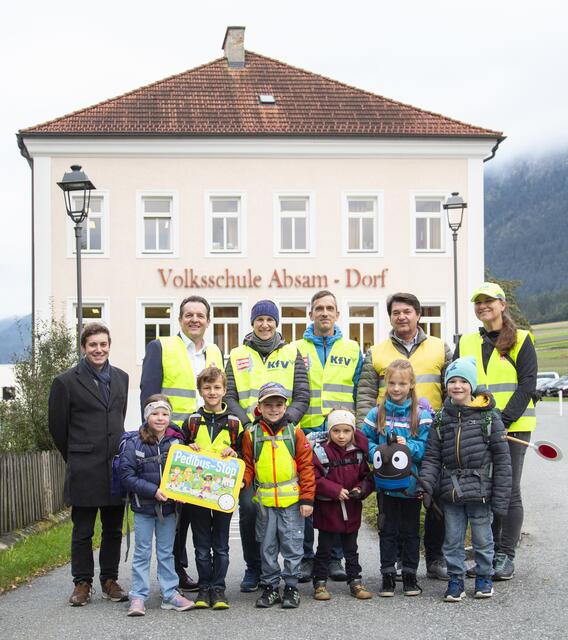 Zum 15-jährigen Pedibus-Jubiläum fuhren auch LR René Zumtobel (2. v. l)., Bgm. Manfred Schafferer (2. v. r.) und Klimabündnis Tirol Projektleiter Stefan Speiser (li.) mit dem Absamer Pedibus mit. | Foto: Klimabündnis Tirol/Die Fotografen