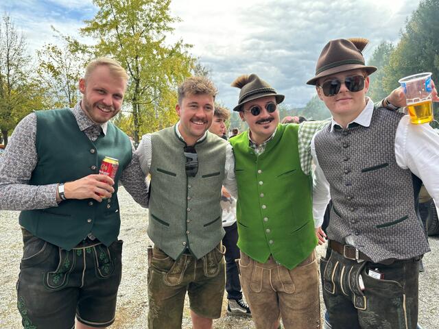 Gute Laune und einfach nur Spaß haben war die Devise. Die Gruppe kam in Lederhosen. | Foto: Almer
