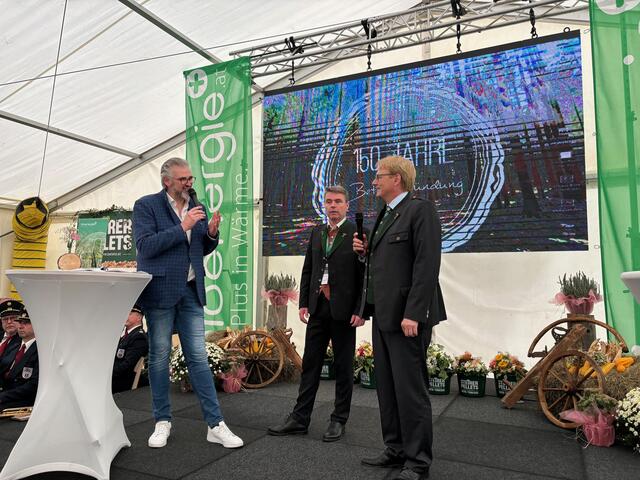Moderator Thomas Axmann befragte Jakob Edler und Bernhard Karrer. | Foto: Almer