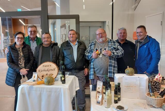 Karla und Werner Schöll, Franz Zethofer, Eduard Filz, Franz Piniel, Franz Reitter und Alexander Hemmerich genießen die ausgezeichnete Stimmung am letzten Bauernmarkt 2024.
 | Foto: Werner Schöll