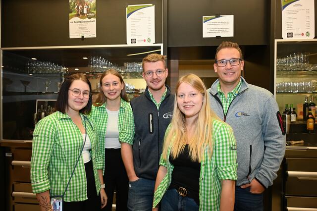 Sarah Rauber (li) und Jakob Prenner (mi)