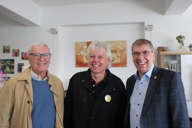 ARBÖ-Präs. Klaus Eichberger (li) outete sich als leidenschaftlicher Flohmarktgeher. "Ich kaufe zwar selten etwas, aber ich genieße das Flair". Rudolf Amon hieß ihn und Bgm. Erich Gosch (re) in seinem neuen Antiquitäten- und Flohmarktcenter in Feldkirchen willkommen.  | Foto: Edith Ertl