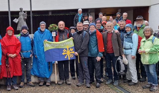 Nach der offiziellen "Einweihung" brachen die Wolfgangweg-Pilger zur ersten Tagesetappe auf.