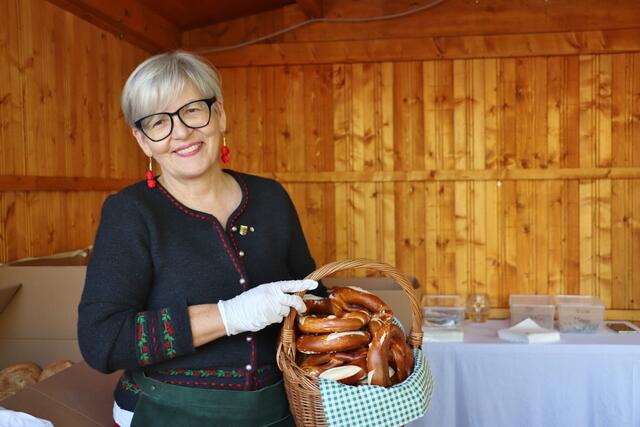 Beim Fest des Maibaumumschneidens halfen alle VP-Bünde mit, um den Feldkirchnern und Gästen aus den Nachbargemeinden ein harmonisches Herbstfest zu ermöglichen. Im Bild Anneliese Kolleger-Steger | Foto: Edith Ertl