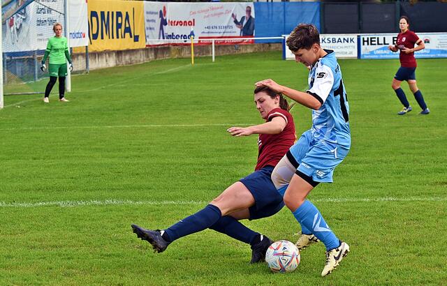 Stefanie Lehr (hellblaues Trikot) lässt ihre Gegenspielerin geschickt ins Leere laufen. | Foto: Thomas Navratil