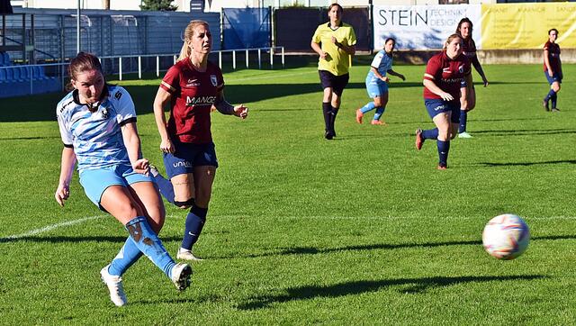 Dorontina Thaqi (blaues Trikot) bei einem gefährlichen Angriff über die Außenbahn. | Foto: Thomas Navratil