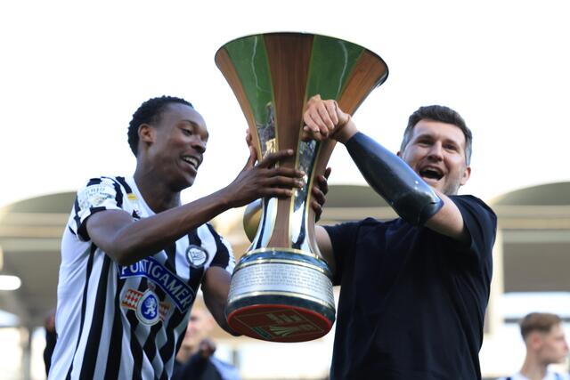 Emanuel Emegha und Andi Schicker nach dem Cupsieg 2023.  | Foto: GEPA