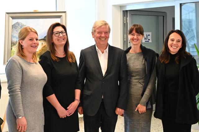 Bürgermeister Hans Schweigkofler mit den Damen des Kulturausschusses (nicht im Bild der erkrankte Simon Aufschnaiter). | Foto: Monika Pletzer