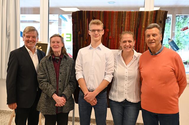 Von links: Bürgermeister Hans Schweigkofler, Beate Eßl, David Pletzer, Monika Pletzer, Karl Aigner | Foto: Monika Pletzer