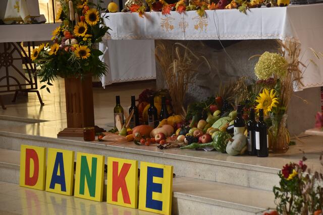 Der Altar war mit für das Erntedankfest wunderbar geschmückt. | Foto: Michael Strini