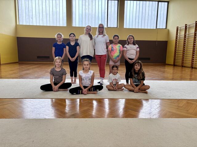 Im Turnsaal der Volksschule Oberwart wird Rhythmische Gymnastik trainiert. | Foto: Elisabeth Kloiber