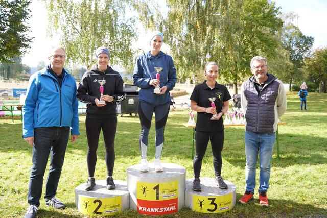 Gesamtsieger im 2,5-Kilomter-Lauf: Peter Hochleitner (l.) und Christian Essmeister (r.) überreichten die Pokale: Sandra Kreipl, Sabrina Temper und Bianca Zwölfer (v.l.) | Foto: Evi Leutgeb