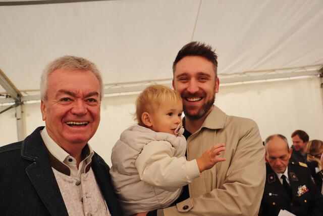 Nicht verwandt, aber Namensgleich: LH Stellv. Toni Lang und Baby Toni Lang am Arm vom Papa.  | Foto: Edith Ertl