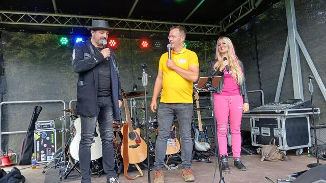 Jelfi haben einen Song (Wordz and Brubek) für den Verein L.E.A.H. 4 Kids von Armin Schwaiger (m.) komponiert und aufgenommen | Foto: MeinBezirk/Hofmüller