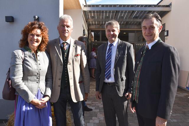 Bewunderten gemeinsam die generalsanierte Volksschule in Heimschuh (v.l.): Roswitha und Manfred Walch mit LAb. Gerald Holler und Vizebürgermeister Karl Oswald | Foto: Waltraud Fischer
